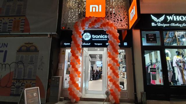 <b>GBR Tronics deschide prima franciză Xiaomi din România: 3 etaje de "bunătăţi" pentru iubitorii de gadgeturi, un etaj Xiaomi cu noutăţi</b>În luna mai a acestui an treceam prin Centrul Vechi din Bucureşti, aproape de Cărtureşti Carusel, pe strada Lipscani şi mi-a furat privirea o boxă. Vibra aşa tare că se mişca aerul în jurul său şi o membrană laterală trepida, iar muzica se auzea pe toată