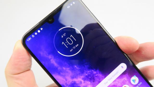 <b>Motorola One Zoom: Display peste medie de bun, un Super AMOLED cu rezoluție de 2340 x 1080 pixeli și diagonală de 6.39 inch, luminos</b>Motorola One Zoom nu plusează doar la camere pentru a ajunge în zona high midrange, ci şi la ecran. Vine cu un display Super AMOLED, cu diagonală de 6.39 inch şi rezoluţie de 2340 x 1080 pixeli. Are muchii destul de înguste şi breton picătură, dar..