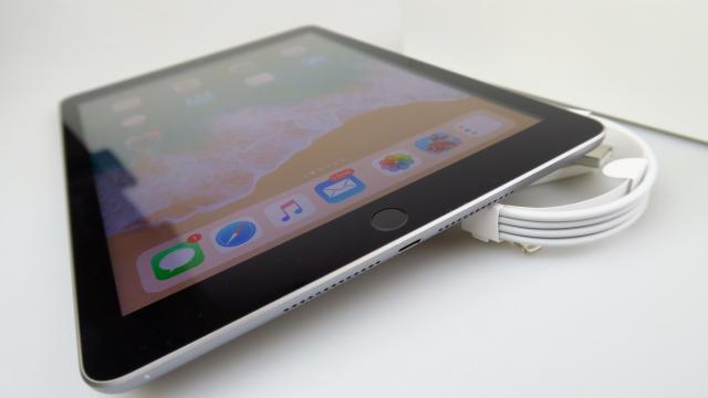 <b>Apple iPad 9.7 (2018): Baterie care livrează fix ce scrie pe cutie</b>Apple iPad 9.7 (2018) vine cu o baterie de 32.4 Wh (Li-Po), care pe hârtie e asociată cu 10 ore de utilizare, în mod de vizionare video pe web cu WiFi pornit. Sau 10 ore de muzică... Noi am pus tableta la test şi ce a ieşit vedeţi mai jos.