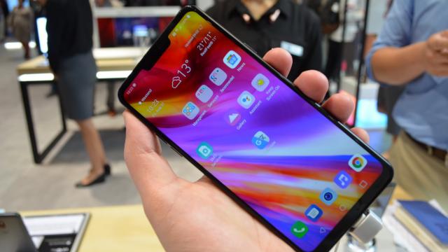 <b>IFA 2018: LG G7 Fit hands-on - Familiar şi mare, ecranul HDR Dolby Vision e vedeta (Video)</b>LG a simţit nevoia să pluseze cu telefoane midrange la final de vară, unele derivate din flagship-ul LG G7. Ca atare s-au născut LG G7 One şi LG G7 Fit, iar acesta din urmă primeşte un hands on de la colegul Claudiu la IFA 2018. Hai să vedem ce ne aduce..