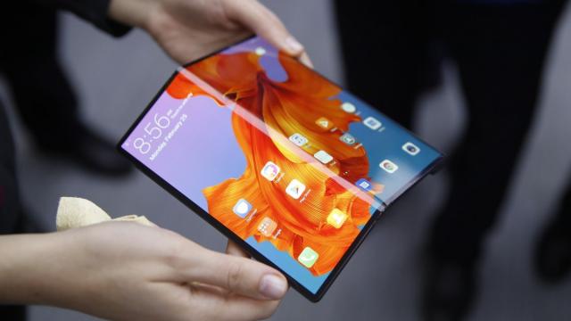 <b>Huawei Mate X 5G este în sfârşit disponibil, după amânare; A sosit deocamdată în China şi iată cât costă</b>Telefonul pliabil de la Huawei a fost lansat comercial în China în cadrul unui eveniment oficial ce a avut loc cu câteva ore în urmă. Atenţie, lansat, căci anunţat a fost cu multe luni în urmă, la MWC 2019. Huawei Mate X 5G intra în magazine pe 15 noi.