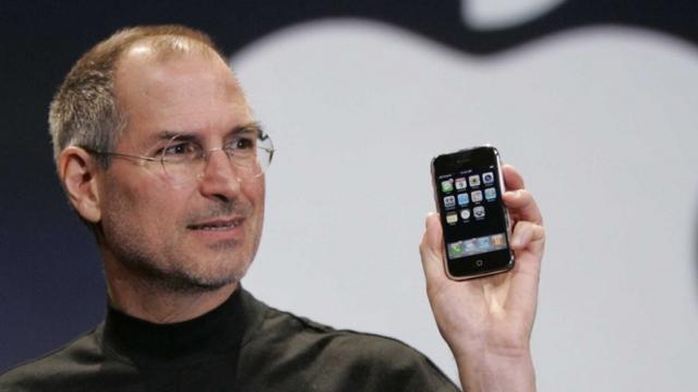 <b>Steve Jobs a creat iPhone în ciuda unui angajat Microsoft, pe care îl ura</b>Un interviu recent luat lui Scott Forstall, co-inventatorul lui iOS, ne aduce la cunoștiință detalii inedite despre povestea care a dus la nașterea dispozitivului numit iPhone. Se pare că totul are de-a face cu ura pe care Steve Jobs o purta pentru un