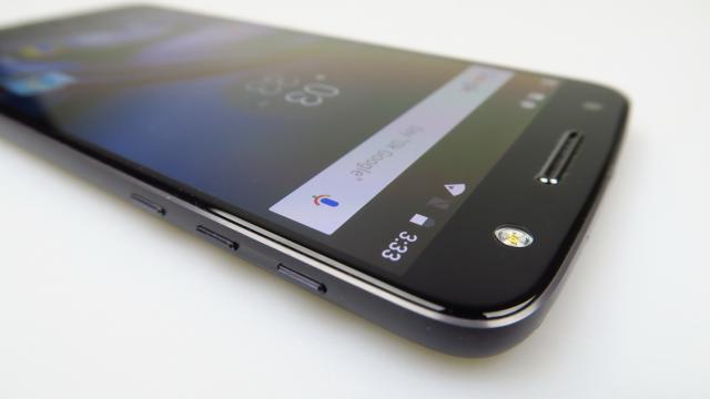 <b>Motorola Moto Z: Multimedia prinsă între cele mai bune Samsung-uri şi iPhone-uri</b>Motorola Moto Z putea să nu livreze cine ştie ce acustică, având ca backup modulul JBL cu două difuzoare de 3W. Cum vor exista totuşi persoane ce preferă să cumpere doar telefonul şi atât să vedem totuşi cum stăm cu sunetul aici, de sine stătător şi fără