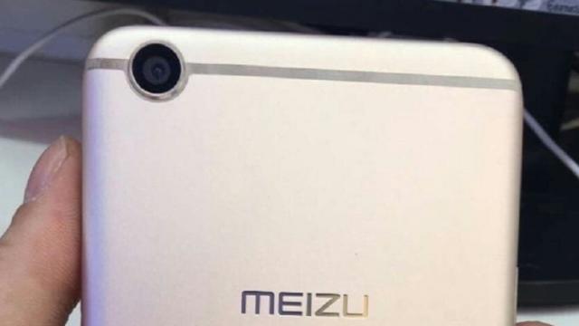 <b>Meizu E2 are parte de nişte scăpări proaspete, care se contrazic la capitolul design; Noul venit mizează pe camera selfie deosebită</b>Am văzut deja în această dimineață o fotografie reală cu Meizu E2, dar iată că acum apar noi materiale leak ce ne duc dintr-o extremă în alta atunci când vine vorba despre design-ul pe care produsul îl adoptă. Vedem în cazul de față un handset ceva mai