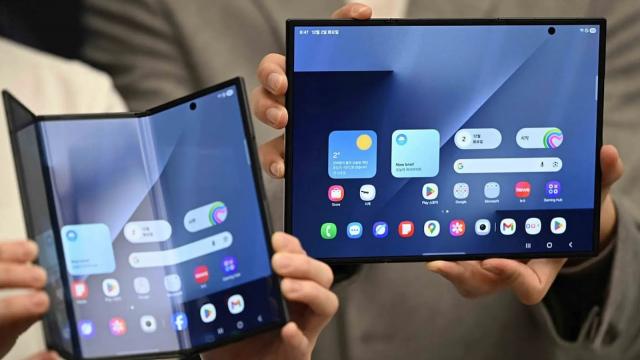 <b>Cat costă înlocuirea ecranului de pe Samsung Galaxy Z TriFold?</b>Scriam recent că înlocuirea unui ecran de Huawei Mate X7 ar costa sute bune de euro, dar ce facem cu noul triplu pliabil de la Samsung? Nu e acoperit de Samsung Care, nu e schimbat gratuit şi ai doar 50% reducere în caz de „Doamne Fereşte”