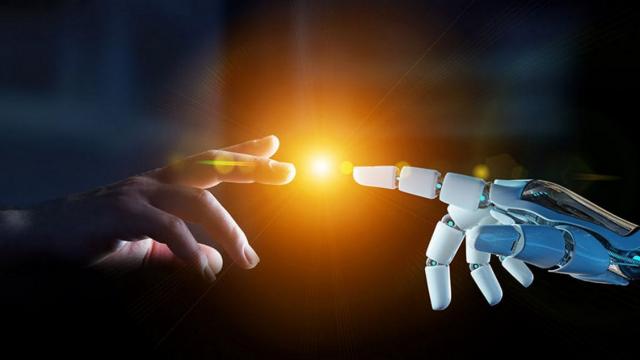 <b>Ştiaţi că: De la pârghia mecanică la gestul invizibil: istoria inputului, din era comutatorului până la revoluția touch</b>Comunicarea cu tehnologia a început mult înaintea ecranelor tactile. În secolul XIX, primele sisteme electrice foloseau contacte brute, bare metalice, comutatoare cu lamelă și rotițe din porțelan. În 1884 apare întrerupătorul modern