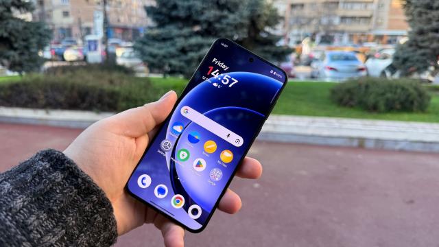 <b>OnePlus 15R: Display de flagship în toată regula, cu refresh rate de 165Hz, imersiv și gata de gaming</b>OnePlus 15R e destul de asemănător cu OnePlus 15, evident, dar pe alocuri chiar îl întrece. Avem parte în acest caz de un panou AMOLED LTPS, ceea ce înseamnă că refresh rate-ul oscilează între 60Hz și 165Hz