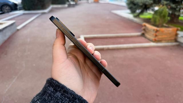 <b>OnePlus 15R: Bateria de capacitate mare (7400 mAh) + procesorul eficient ne duc în top, chiar pe locul 1</b>OnePlus 15R e de fapt un OnePlus Ace 6T rebranduit pentru piața globală. În China acest model are baterie de 8300 mAh, doar că în Europa primim un model 15R cu „doar” 7400 mAh Si/C (Siliciu-Carbon)