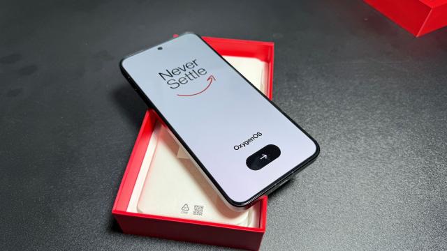 <b>OnePlus 15R: Acustică stereo, volum suficient pentru gaming și multimedia, dar fără recorduri</b>OnePlus 15R primește un sistem dual de difuzoare, unul hibrid mai exact, unde earpiece-ul preia rol de difuzor audio + difuzorul full-size de la bază. Se creează astfel o acustică stereo echilibrată, după cum veți vedea pe seama testelor realizate