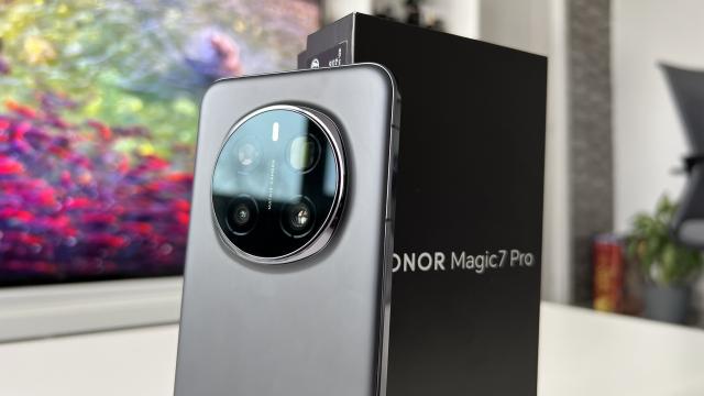 <b>Turul Magazinelor #1551: Telefon cu 12 GB RAM sub 700 lei, preţ INCREDIBIL la HONOR Magic7 Pro (spre 3000 lei)</b>Ca la fiecare debut de telefon flagship nou, predecesorul pierde din preţ. Se întâmplă şi la HONOR Magic 7 Pro! Tocmai a fost anunţat în România Magic8 Pro şi ne-am trezit cu un Magic7 Pro spre 3000 de lei! El este vedeta Turului Magazinelor