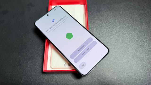 <b>OnePlus 15R: OS, UI bazate pe Android 16 și interfața OxygenOS 16, cu opțiuni AI Plus Mind în centrul atenției</b>OnePlus 15R rulează Android 16 cu OxygenOS 16 aplicat peste, oferind o experiență foarte apropiată de cea de pe OnePlus 15. Interfața rămâne rapidă, fluentă și coerentă, cu animații bine calibrate și un răspuns excelent la atingere. Chiar dacă OxygenOS