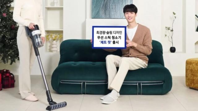 <b>Samsung prezintă Jet Fit, cel mai uşor aspirator al său fără fir, sub 2 kilograme</b>Samsung a început deja pregătirile pentru CES 2026, oferind fie teasere pentru produse viitoare, fie chiar prezentând acele produse. Printre ele se numără şi Samsung Jet Fit, aspirator vertical fără fir, care stabileşte un record de greutate