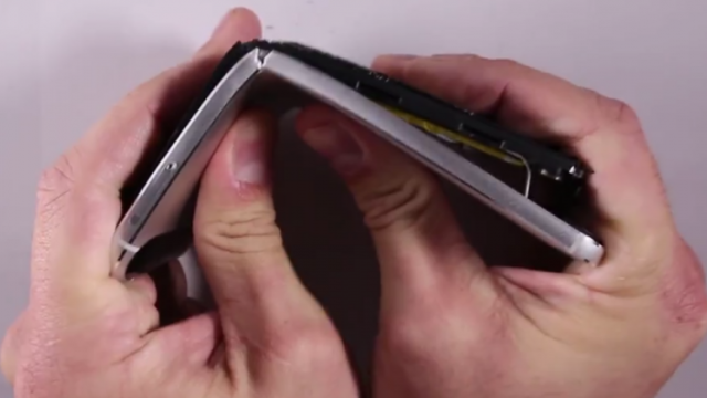 <b>Nexus 6P primeşte încă un test de îndoire a carcasei; Pică din nou în capcana Bendgate! (Video)</b>JerryRigEverything nu e chiar Unbox Therapy, dar a devenit un YouTuber foarte popular atunci când a dovedit că Nexus 6P nu trece deloc cu brio un test de îndoire. Astfel părea că s-a declanşat un nou Bendgate şi au apărut şi multiple...