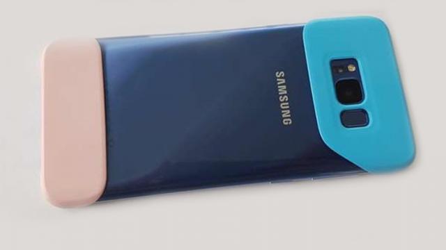 <b>Desenată cu stângul: Husa 2Piece Cover pentru Galaxy S8 nu e deloc plăcută privirii, dar creşte aderenţa</b>Printre accesoriile dezvăluite ieri de către Samsung pentru noul phablet Galaxy S8 am avut și o husă numită 2 Piece Cover care într-adevăr ne-a atras atenția, dar nu într-un mod plăcut. Această husă este de-a dreptul hidoasă am spune și asta pentru că