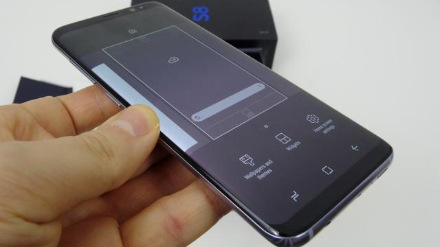 <b>Samsung Galaxy S8 Unboxing: scoatem din cutie flagship-ul Samsung pe anul 2017, luăm contact cu căştile AKG din pachet (Video)</b>A sosit! E aici! Şi e pe bune! După o farsă de 1 aprilie că la carte, acum scoatem din cutie Samsung Galaxy S8 pe bune de această dată. E vorba despre varianta cu ecran de 5.8 inch, care costă 3499 lei la retailerii locali şi care vine cu câteva accesorii