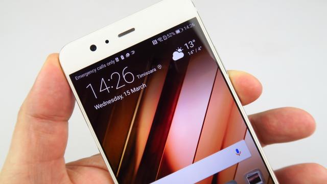 <b>Huawei P10 Plus: Display IPS Neo LCD de 5,5 inch luminos, cu un mic neajuns legat de unghiurile de vizualizare</b>Aş zice că se petrece un fel de rocada aici şi pică măgăreaţa în fiecare an pe o companie mare să lanseze un telefon bun cu ecran nu chiar perfect. O bună perioadă Sony scotea Xperia-uri cu TFT-uri slabe, apoi LG G3 şi G4 nu au impresionat ca ecran, iar..