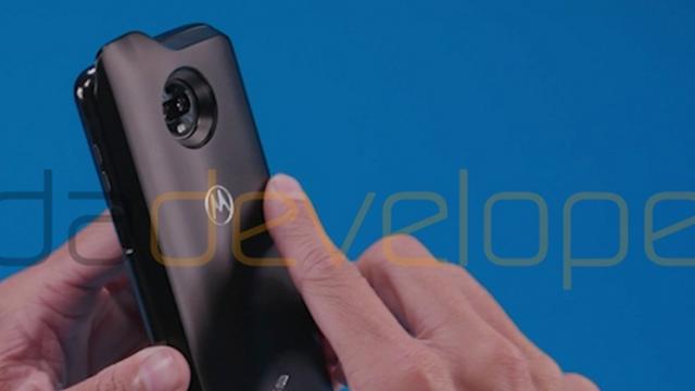 <b>Motorola Moto Z3 Play apare în noi imagini, împreună cu un modul 5G Moto Mod</b>Ne mai despart doar câteva zile până la debutul lui Motorola Moto Z3 Play, un nou telefon modular care astăzi ni se prezintă în câteva imagini noi. Ce vedem aici este un modul cu totul și cu totul deosebit, unul 5G care l-ar putea transforma pe