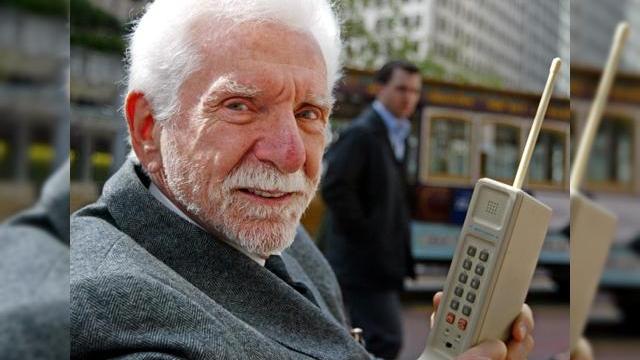 <b>Istoria telefonului mobil in 2 minute</b>Astazi am vazut cel mai interesant clip video despre istoria telefonului mobil si probabil cel mai condesat calup de informatii creat vreodata. Dati click pe urmatoare imaginea pentru a vedea istoria telefoanelor mobile, intr-un clip video care include...