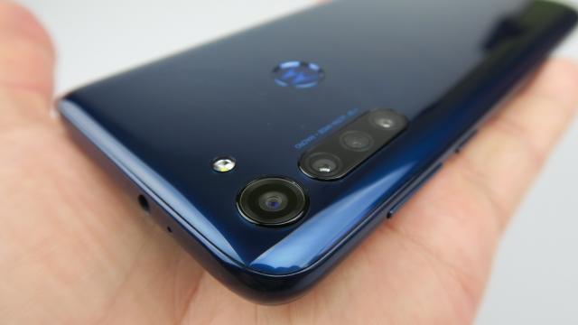 <b>Turul Magazinelor #854: Telefon robust cu walkie talkie, Motorola cu baterie mare, Galaxy Buds Live cu discount</b>Finalul de săptămână va aduce din nou cele mai atractive oferte ale momentului, discount-uri şi preţuri speciale la gadgeturi, telefoane, tablete şi altele de gen. Turul Magazinelor a ajuns la episodul #854, care include căşti Galaxy Buds Live la preţ