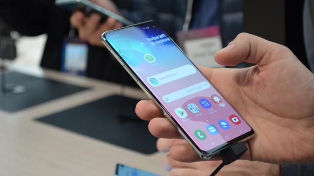 <b>Telefonul de legendă, Samsung Galaxy S10, din nou pe rafturi - acum în stoc la un retailer local</b>Prin intermediul celor de la BF.ro descoperim astăzi o ofertă care nu poate fi trecută cu vederea de către colecționari și anume Samsung Galaxy S10 care și-a făcut apariția în stocul QuickMobile.ro. A fost unul dintre cele mai bune telefoane