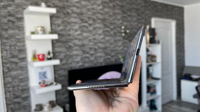 <b>Honor Magic V2: Avem difuzoare stereo "pe bune" care livrează sunet de calitate</b>Honor Magic V2 deși este un pliabil, optează pentru două difuzoare separate și nu acel combo difuzor jos + earpiece sus pe care l-am tot văzut la multe alte modele. Asta înseamnă că o să te bucuri de o acustică de calitate și volum