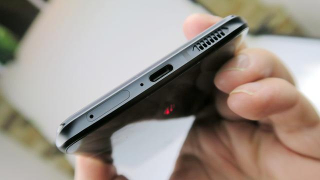 <b>Nubia Red Magic 6s Pro: Baterie mai generoasă cu binging-ul de filme, decât cu gaming-ul</b>Nubia Red Magic 6s Pro are aceeaşi baterie ca şi Nubia Red Magic 6 Pro, o unitate de 5050 mAh Li-Po, care se încarcă la 66W în versiunea internaţională şi la 120W în cea din China. Noi avem versiunea internaţională, dar încărcătorul din cutie