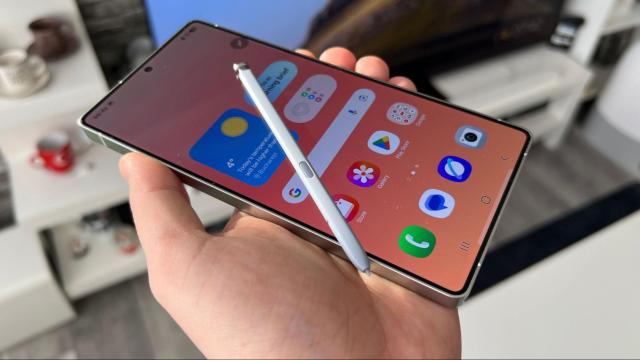 <b>Bateria lui Galaxy S26 Ultra primeşte o scăpare, alături de designul său</b>Samsung Galaxy S26 Ultra e următorul mare produs pregătit de Samsung pentru anul ce vine. Dacă apare în ianuarie, e normal să avem deja o sumedenie de zvonuri despre el. Cele de azi au de-a face cu designul şi cu bateria sa.