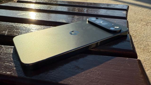 <b>Google Pixel 10 Pro XL: Hardware cu îmbunătățiri discrete; Google pare să mizeze pe consistență, nu pe schimbări drastice</b>Google Pixel 10 Pro XL are acelaşi ecran şi camere ca predecesorul, acesta e rezumatul a ceea ce citiţi mai jos. Primeşte totuşi baterie mai mare, procesor nou, standard Bluetooth nou. Hai să vedem cum stăm cu hardware-ul