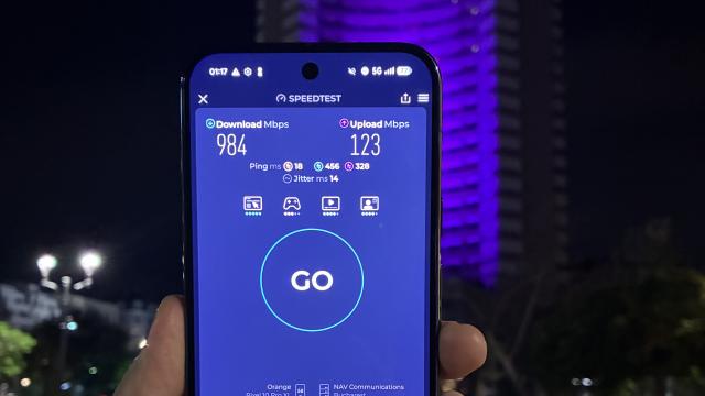 <b>Google Pixel 10 Pro XL: Conectivitate ce bate spre 1 Gbps 5G</b>Google Pixel 10 Pro XL vine cu un upgrade clar de versiune Bluetooth faţă de predecesor. Acolo unde Pixel 9 Pro XL avea suport Bluetooth 5.3, noul venit trece direct la Bluetooth 6.0. Aici pot să zic că a rămas în urma Qualcomm, MediaTek