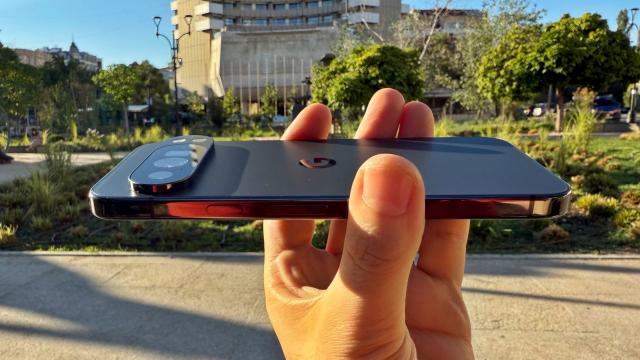 <b>Google Pixel 10 Pro XL: Baterie la nivel de Pixel 9 Pro XL sau chiar puţin sub</b>Google Pixel 10 Pro XL a primit un upgrade mic, dar binevenit de baterie. A ajuns de la 5060 mAh pe Pixel 9 Pro XL la 5200 mAh acum. Încărcarea a crescut de la 37W pe fir la 45W, iar cea wireless a urcat foarte puţin, de la 23W la 25W