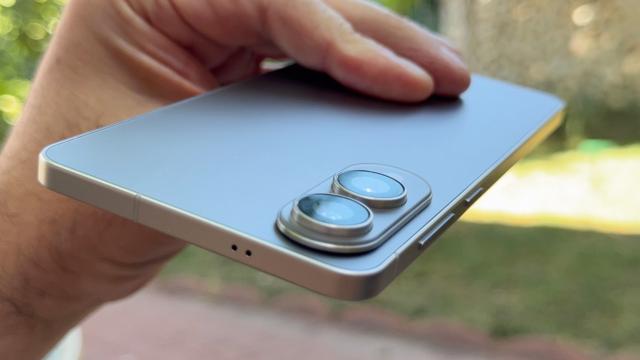 <b>Samsung Galaxy S25 Edge: Design skinny fit, dar şi rezistent, prin materiale premium</b>Samsung Galaxy S25 Edge seamănă cel mai mult cu un S25 Ultra din tot lineup-ul S25. E un S25 Ultra mai subţire şi mai uşor de fapt şi un pic mai mic ca diagonală. De la 6.9 inch ajunge la 6.7 inch