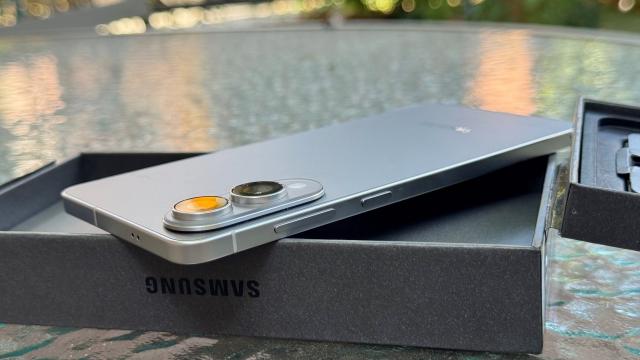 <b>Samsung Galaxy S25 Edge: Hardware de S25+, minus telephoto</b>Samsung Galaxy S25 Edge pare un soi de hibrid între Galaxy S25+ şi S25 Ultra, ca dotări şi design. Dar diagonală da, este de S25+, la 6.7 inch. Procesorul e tot un Snadpragon 8 Elite ca la S25+ şi Ultra, dar bateria... e sacrificată pe altarul