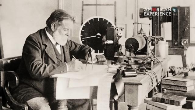 <b>Știați că: azi se împlinesc fix 131 de ani de la prima vizionare individuală de conținut; Filmele și serialele pe Netflix văzute azi în VR repetă ideea din Kinetoscopul lui Edison</b>Headseturile VR și AR prin care urmărești azi Netflix, YouTube sau Disney+ au o istorie care începe exact acum 131 de ani. Ce faci azi cu un Apple Vision Pro sau un Meta Quest – când vezi un film într-un spațiu virtual doar al tău..