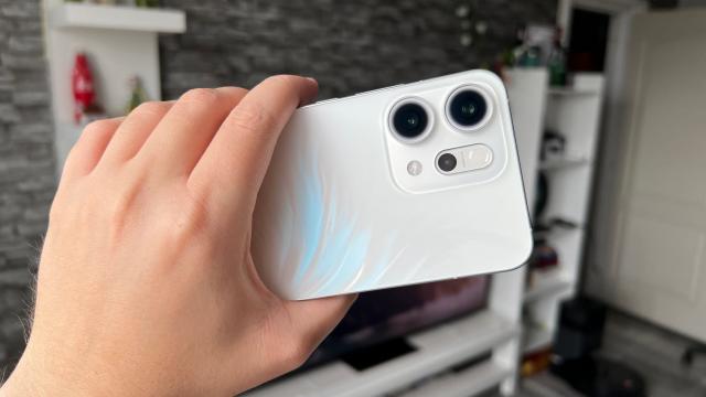 <b>OPPO Reno14 5G: Baterie mai mare decât la predecesor, bună pentru pasionații de streaming</b>Așa cum spuneam în secțiunea anterioară, simt că OPPO a făcut upgrade-uri acolo unde contează pentru majoritatea utilizatorilor - la cameră și baterie. Până o să vorbim despre ce poate noul setup foto, ne ocupăm de baterie