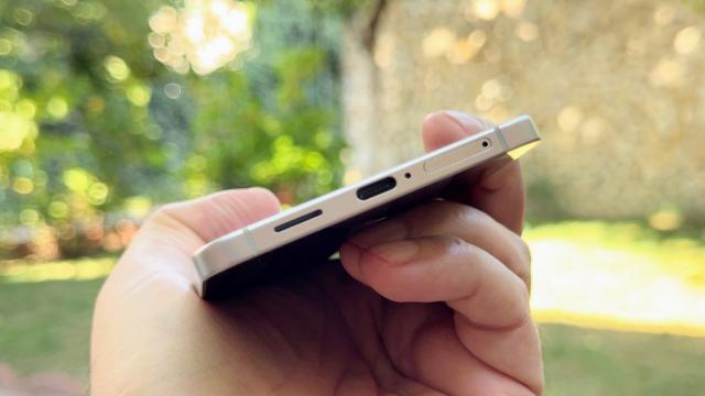 <b>Samsung Galaxy S25 Edge: Acustică stereo, cu înalte mai pronunţate</b>Samsung Galaxy S25 Edge oferă un decupaj aşa discret pentru difuzorul de convorbiri, că eram gata să jur că nici nu are şi de fapt cele două orificii de sus sunt pentru asta. De fapt acelea sunt microfoanele. Earpiece-ul există, dar e foarte