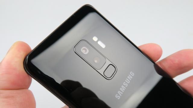 <b>Samsung ar putea suprinde publicul în ianuarie 2019, oferind Android Pie pe 7 flagship-uri din portofoliu </b>La mijloc de săptămână aflăm o veste tare bună pentru utilizatorii de flagship-uri Samsung, aceea că release-ul Android Pie ar putea ajunge simultan pe 7 terminale din portofoliul sud-coreenilor. Spunem asta pentru că agenția Wi-Fi