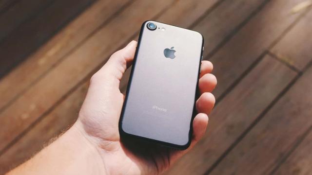 <b>Producţia în masă a lui iPhone SE 2 va începe în ianuarie, iar telefonul se va lansa în martie</b>În această toamnă s-a vorbit surprinzător de mult despre iPhone SE 2. Poate chiar mai mult decât iPhone 12... În general scăpările au venit de la Ming-Chi Kuo, unul dintre cei mai reputaţi analişti tech din lume