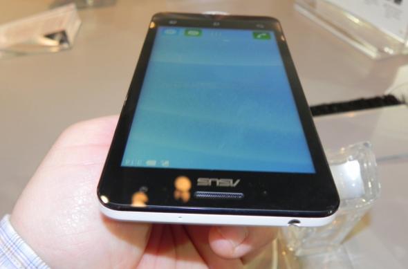 ASUS Zenfone 5 hands on preview - smartphone midrange cu carcasă interschimbabilă (Retro MWC - 2014 Video): dscn5116jpg.jpg