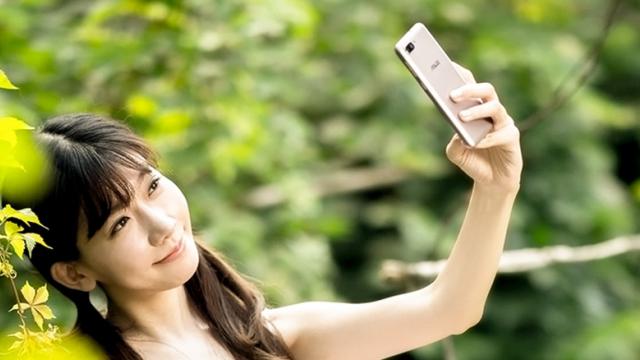 <b>ASUS anunță smartphone-ul ZenFone Pegasus 4A; terminal de buget ce aduce cameră duală și 3 GB RAM!</b>Pe piața chineză debutează astăzi smartphone-ul Asus ZenFone Pegasus 4A, un telefon de buget ce vine echipat cu o cameră duală și cu un procesor quad-core de la MediaTek. Avem parte de o baterie generoasă de 4100 mAh și ca sistem de operare