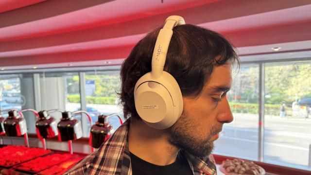 <b>Cu urechile pe Sony Ult Wear, căştile Sony de 1000 de lei care se bat cu cele de 1500 (Video)</b>La început de luna aprilie cei de la Sony România m-au chemat să văd la treabă cele mai noi produse audio ale companiei. E vorba despre game Ult, care dacă ar fi să ghicesc vine de la "Ultimate". Include o boxă uriaşă de party, una portabilă