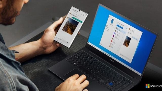 <b>Browser-ul Edge va facilita transferul de fișiere între PC și smartphone prin funcția „Drop”</b>Microsoft a adăugat opțiunea „Phone Link” atât în Windows 10, cât și în noua versiune Windows 11, smartphone-urile compatibile cu acest serviciu, putând să fie controlate direct de pe laptop / PC. În mare parte e vorba despre telefoane Samsung Galaxy