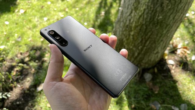<b>Flagship-urile Sony Xperia din 2023 vor renunța la o dotare ce ține de domeniul trecutului; Ce se schimbă?</b>Ani la rând cei de la Sony au rămas constanți, astfel că nu am văzut pe telefoanele Xperia bretobn sau decupaje, păstrând o abordare clasică în acest segment de produse. Japonezii s-au încăpățânat să păstreze și formatul îngust pentru smartphone-urile