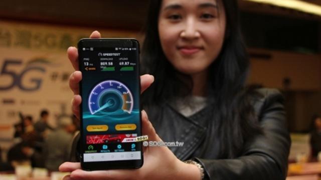 <b>HTC U12 ar fi fost surprins sub formă de prototip în cadrul unui eveniment al Alianței 5G din Taiwan </b>În cadrul unui eveniment organizat de către Alianța 5G în Taiwan, cei de la HTC au adus la fața locului o serie de produse încă nelansate, printre acestea numărându-se și un terminal mobil camuflat pentru a nu i se dezvălui identitatea