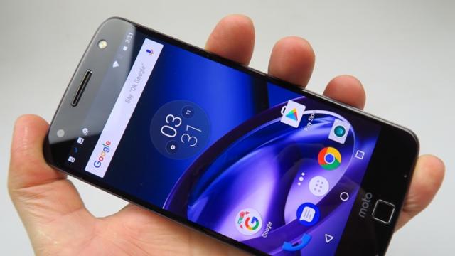 <b>Turul Magazinelor #377: Câteva produse şi pentru ea de Valentine's Day, cameră pentru bebeluş, căşti alergare, Moto Z la ofertă </b>Ne apropiem cu pași repezi de Valentine's Day, astfel că astăzi venim cu sugestii de produse ce pot fi cu ușurință făcute cadou de sărbătoarea ce are loc la mijlocul lunii. Vă propunem o pereche de căști pentru jogging, un smartphone la preț