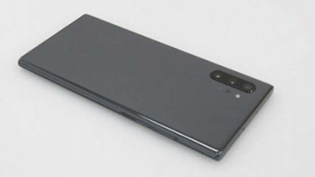 <b>Samsung Galaxy Note 10 Plus surprins pe masa de certificare FCC; Vedem fotografii reale ale phablet-ului ce debutează pe 7 august</b>Ne-au mai rămas doar câteva săptămâni până la marele debut al phablet-ului Samsung Galaxy Note 10 și leak-urile continuă să sosească online, poate chiar mai multe decât anterior. După ce aseară aveam ocazia să admirăm