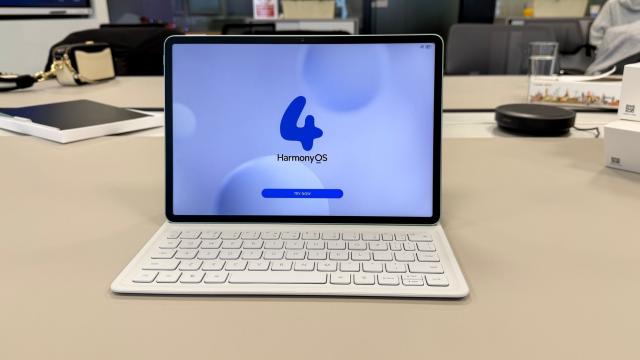 <b>Huawei MatePad 11.5s 2026 Hands On: tableta concepută special pentru elevi, rezolvă ecuaţii automat şi protejează ochii</b>Huawei ne-a dezvăluit la început de an 2026 nu doar un telefon pliabil nou, cu cameră LOFIC, pe Mate X6, dar şi o pereche de căşti, FreeClip 2 şi evident şi o tabletă nouă. E vorba despre Huawei MatePad 11.5S, care mizează