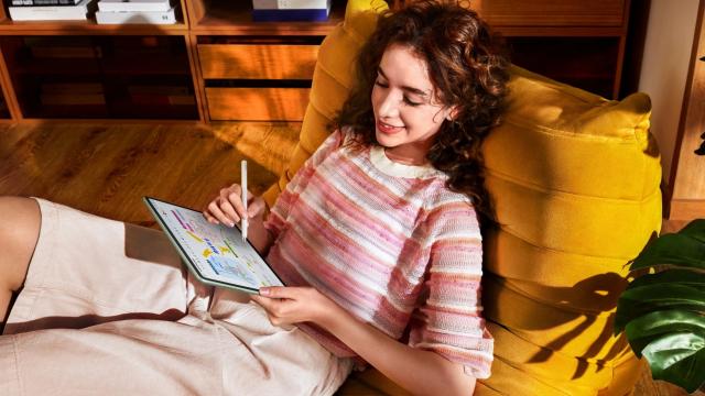 <b>Preț și disponibilitate HUAWEI MatePad 11.5s 2026 în România (stylus cadou și 250 lei extra reducere)</b>HUAWEI aduce și o nouă tabletă la început de an, mai precis modelul MatePad 11.5s 2026 - dispozitiv care primește astăzi un articol dedicat Preț și Disponibilitate. Vom afla astfel din rândurile de mai jos sumele la care se