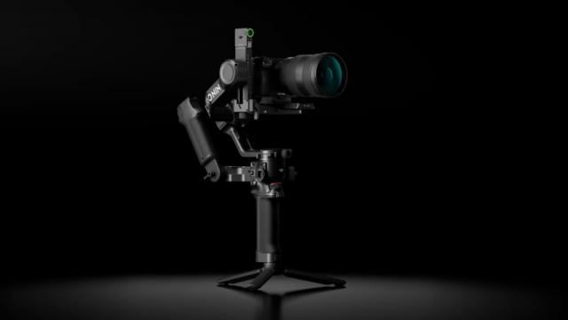 <b>DJI RS5 este un gimbal care suportă 3 kilograme de echipament, are tracking superior pe ecranul tactil</b>DJI tocmai a dezvăluit un gimbal nou, mult mai robust şi multifuncţional decât predecesorii săi. E vorba despre DJI RS 5, care suportă greutăţi de până la 3 kilograme şi are tracking superior pe ecranul său tactil. DJI RS5 se axează pe tracking