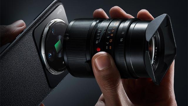 <b>Încă un trend pe care nu îl înţeleg: obiectivele pentru telefoane; Şi Honor adoptă un astfel de accesoriu</b>După Xiaomi şi OPPO, acum şi HONOR cochetează cu un accesoriu, obiectiv telephoto sau ceva de genul pentru un telefon al său. Era să uit că şi vivo face asta. Personal nu înţeleg de ce ai vrea să ataşezi un obiectiv imens telefonului tău…