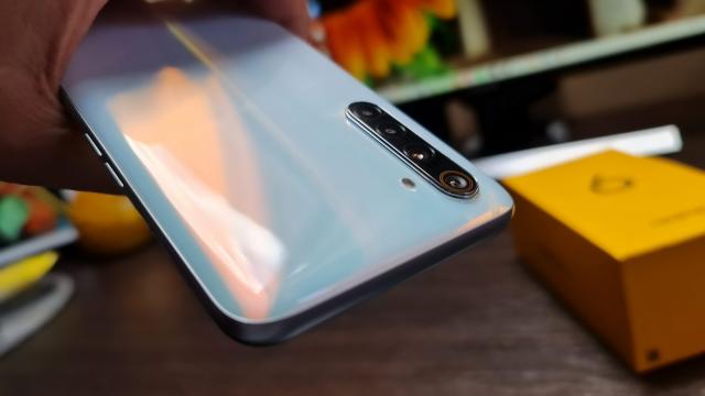 <b>Realme 6 Unboxing: cine a zis că gaming-ul pe mobil trebuie să fie scump? (Video)</b>"Alex când faci review lui Realme 6?" este refrenul care însoţeşte una din 2 postări pe YouTube ale mele în ultima jumătate de an. Ne-am conformat şi iată că avem pe masa de teste telefonul